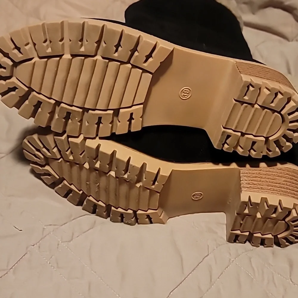 No brand size 8, short heel lined boots, worn once - Picture 3 of 6